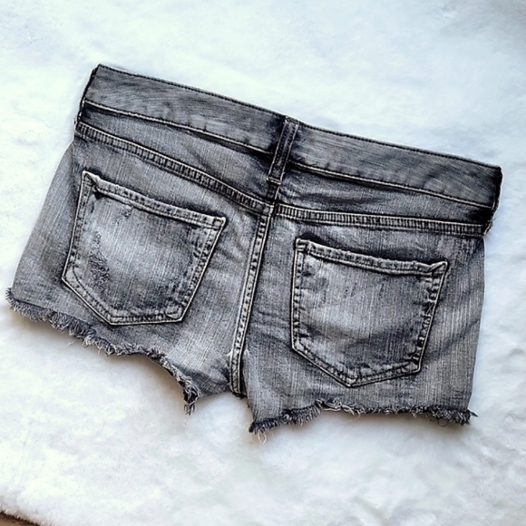 Express Jean Shorts in Distressed Black w/ Rough Edge Hem NWOT Size 2 - Picture 4 of 8